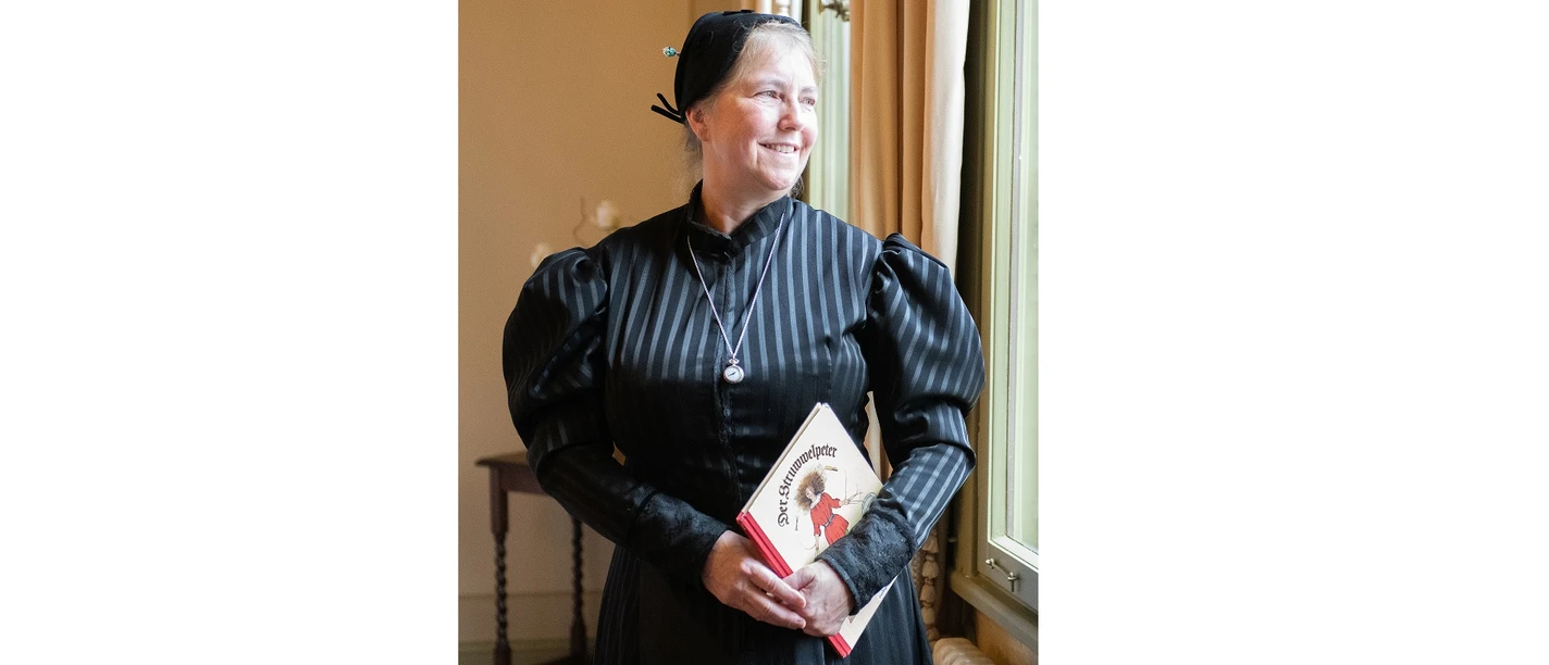 Die Gouvernante Das Bild zeigt die kostümierte Schlossführerin