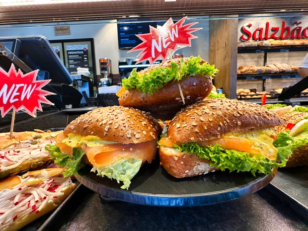 Leckere Brötchen Frisch belegte Körnerbrötchen mit Lachs und Salat in der Auslage der Bäckerei Salzbäcker.