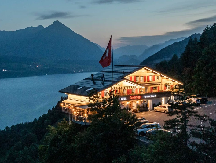 restaurant-luegibrueggli-abend-beleuchtung-thunersee-niesen.jpg