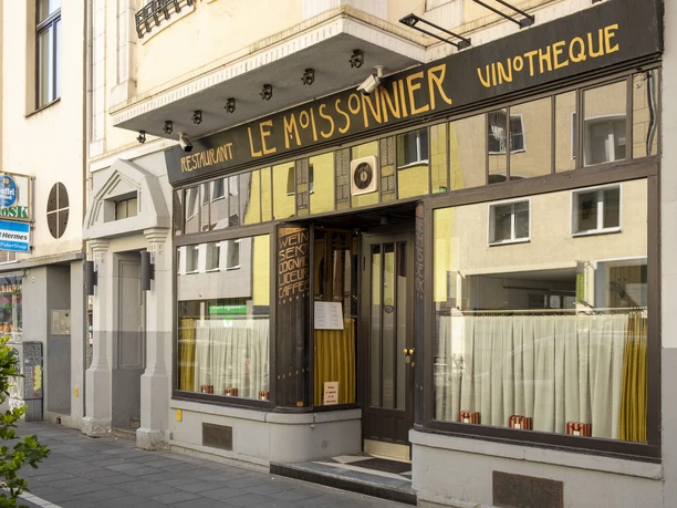 Le Moissonnier Außenansicht auf das Restaurant. Schrift und Aufmachung der Fassade im Jugendstil.