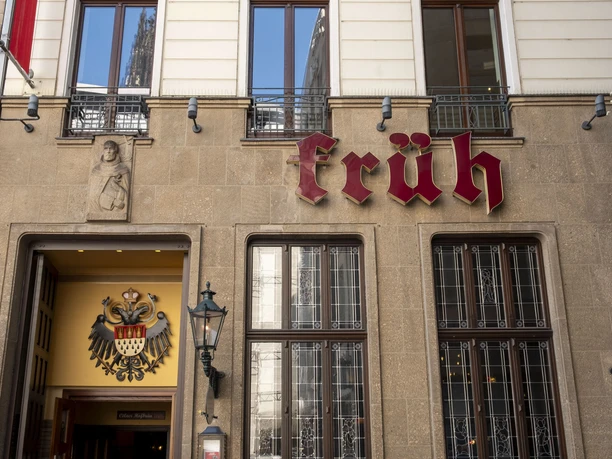 Früh am Dom Außenansicht auf das Brauhaus mit großem markantem Brauhausschild.