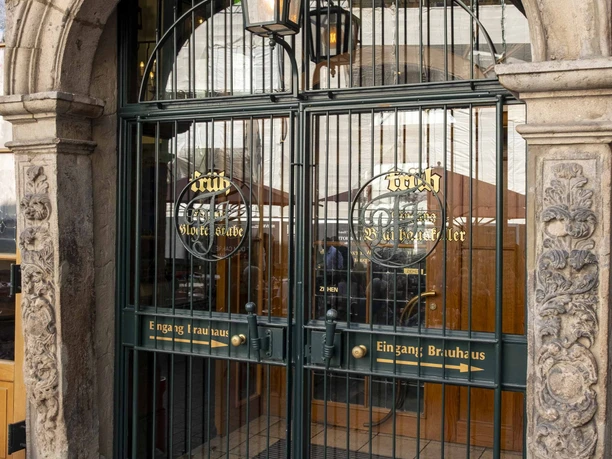 Früh am Dom Eingang zum Brauhaus durch eine Metallgittertür im verschnörkelndem Stil.