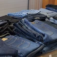 Second Hand Bekleidung (c) Pixabay.jpg Verschiedene Jeanshosen liegen gestapelt und nebeneinander auf einem Tisch.