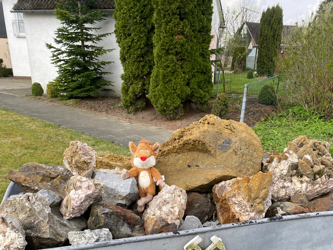 Hörmusuem Bleiwäsche Ein Bergbauwagen voller Gesteinsbrocken und ein kleiner Stofffuchs darauf am Hörmuseum Bleiwäsche.