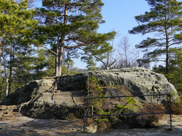 Alte Zisterne und mittelalterliche Spuren auf dem Arnstein