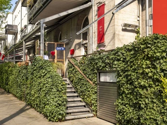 Grubers Restaurant Haupteingang zum Restaurant über einen Treppenaufstieg und Efeu bewachsene Mauer.Main entrance to the restaurant via a flight of steps and ivy-covered wall.