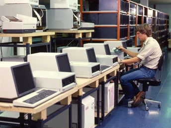 Nixdorf Computerproduktion 1985 Ein Mitarbeiter in einem Büro nutzt Nixdorf-Computersysteme in einer Produktionsstätte im Jahr 1985.