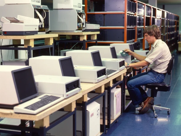 Nixdorf Computerproduktion 1985 Ein Mitarbeiter in einem Büro nutzt Nixdorf-Computersysteme in einer Produktionsstätte im Jahr 1985.