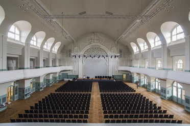 Tagungsraum Großer Saal in der Eventlocation KONGRESSHALLE am Zoo Leipzig| Leipzig Convention Bureau Tagungsraum Großer Saal mit Reihenbestuhlung in der Eventlocation KONGRESSHALLE am Zoo Leipzig – präsentiert vom Leipzig Convention Bureau