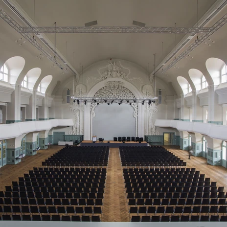Tagungsraum Großer Saal in der Eventlocation KONGRESSHALLE am Zoo Leipzig| Leipzig Convention Bureau Tagungsraum Großer Saal mit Reihenbestuhlung in der Eventlocation KONGRESSHALLE am Zoo Leipzig – präsentiert vom Leipzig Convention Bureau