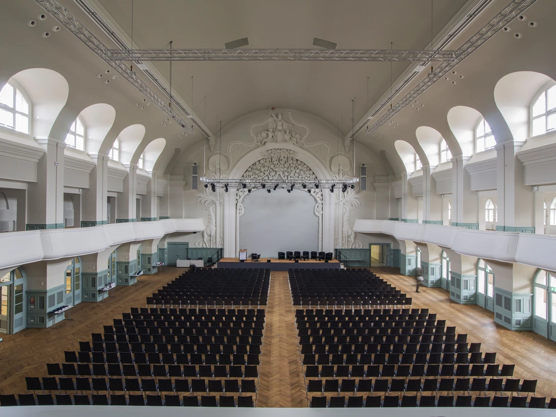 Tagungsraum Großer Saal in Reihenbestuhlung in der Eventlocation Kongresshalle am Zoo | Leipzig Convention Bureau Tagungsraum Großer Saal in Reihenbestuhlung in der Eventlocation Kongresshalle am Zoo – präsentiert vom Leipzig Convention BureauGroßer Saal meeting room with row seating at the event venue Kongresshalle am Zoo – presented by the Leipzig Convention Bureau