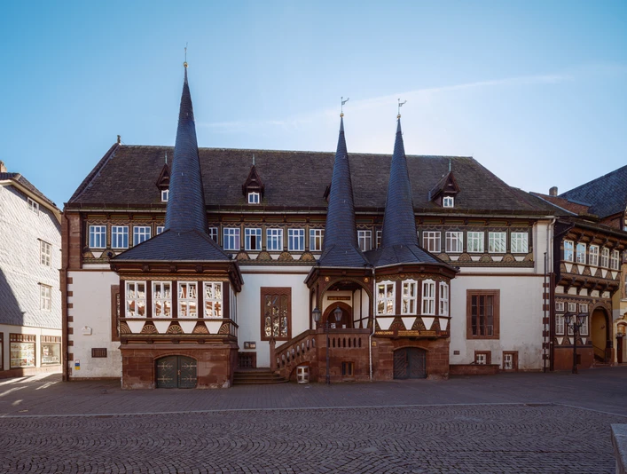 Altes Rathaus in Einbeck Außenansicht Altes Rathaus mit Fachwerk in EinbeckOld half-timbered town hall in EinbeckGammelt rådhus i bindingsværk i EinbeckOud vakwerkstadhuis in Einbeck