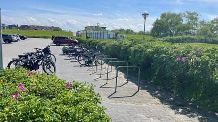 Fahrradabstellplatz Strandportal Bensersiel.jpg