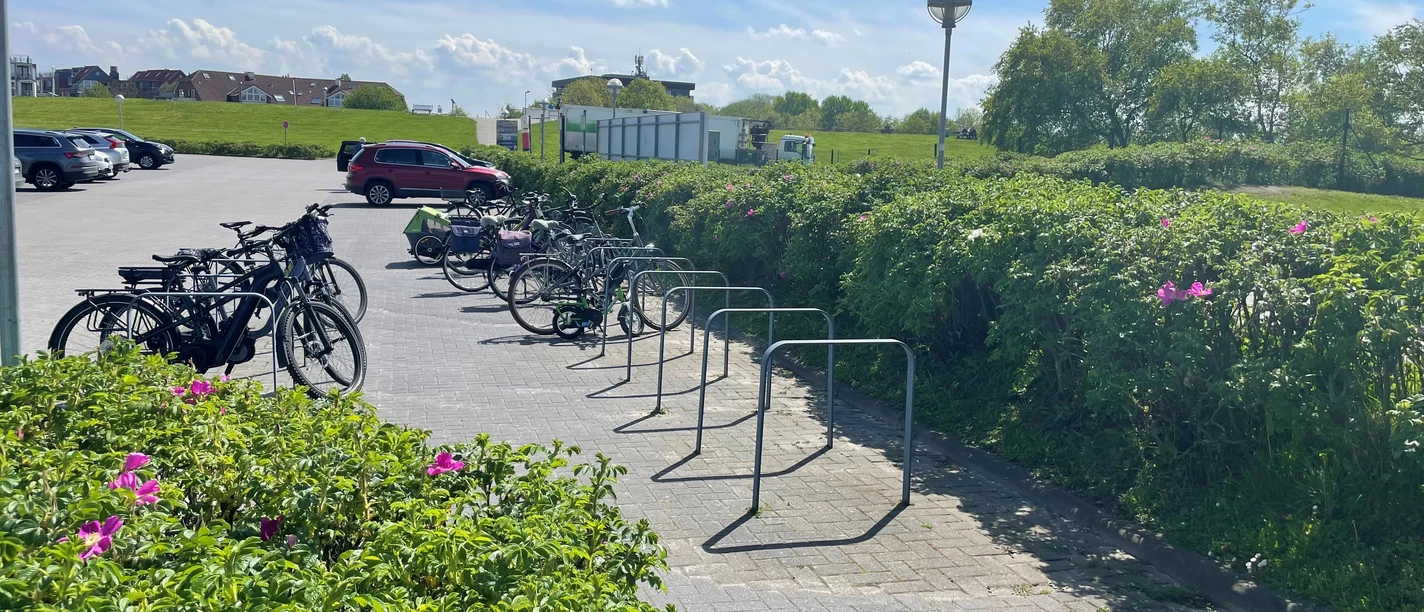 Fahrradabstellplatz Strandportal Bensersiel.jpg