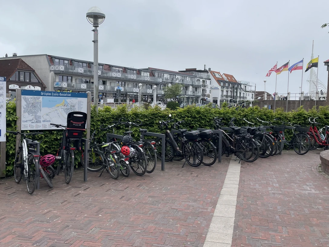Fahrradstellplatz Bürgermeister-Rieken-Platz Bensersiel.JPG