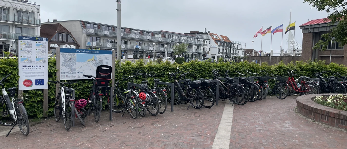 Fahrradstellplatz Bürgermeister-Rieken-Platz Bensersiel.JPG