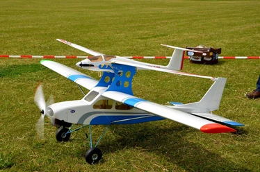 model-flying-1408444_1280.jpg