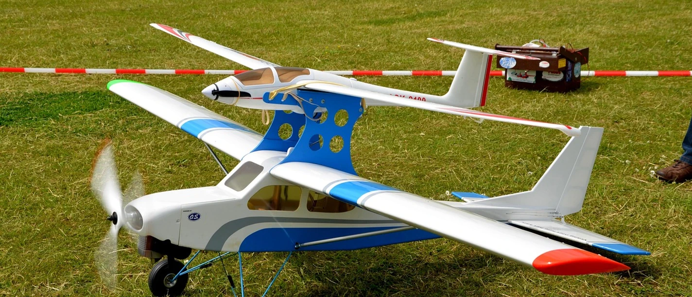 model-flying-1408444_1280.jpg