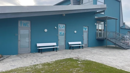 öffetnliche Toiletten Strand Bensersiel.jpg