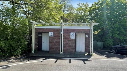 öffentliche Toiletten Großraumparkplatz Bensersiel.jpg