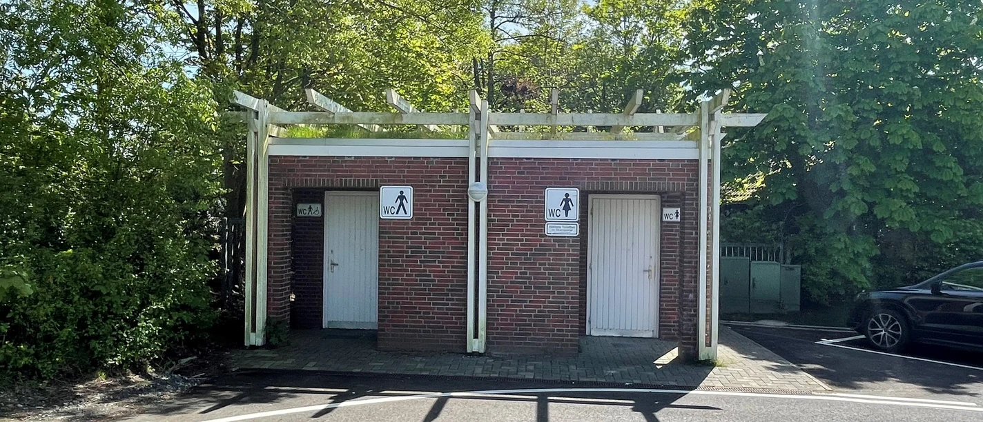 öffentliche Toiletten Großraumparkplatz Bensersiel.jpg