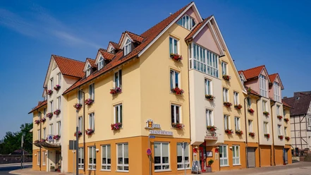 Ansicht_Flair-Hotel-Stadt-Hoexter_flach_Ute-Sievers-Fotografie_fullhd.jpg Außenansicht des dreistöckigen Hotels , gelb gestrichen mit Blumenkästen
