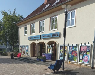 Das Familienkino in Bad Driburg mit heller Fassade und Werbepostern vor dem Eingang.