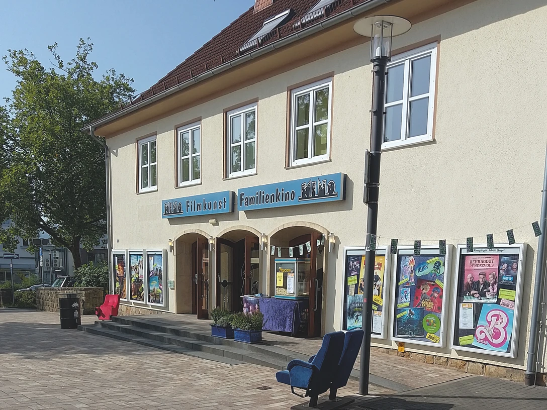 Kino Bad Driburg.jpg Das Familienkino in Bad Driburg mit heller Fassade und Werbepostern vor dem Eingang.
