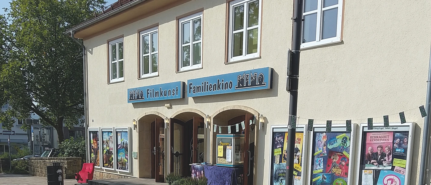 Kino Bad Driburg.jpg Das Familienkino in Bad Driburg mit heller Fassade und Werbepostern vor dem Eingang.