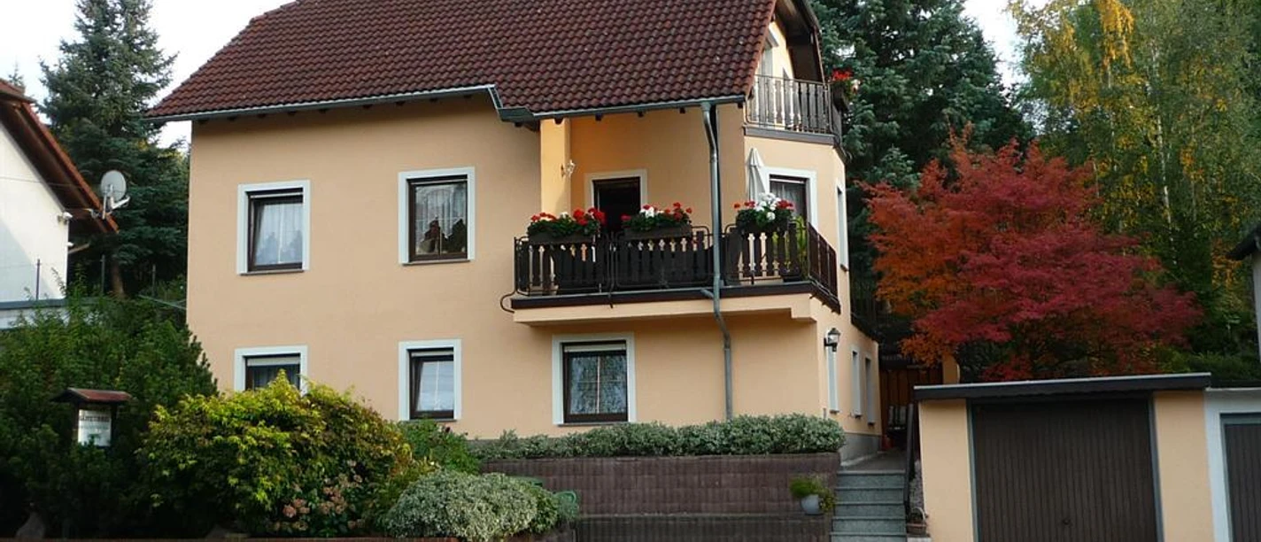 Außenansicht und Stellplätze