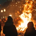 people-are-gathered-around-large-bonfire-enjoying-festive-atmosphere-new-years-eve.jpg Menschen stehen um ein großes Lagerfeuer, feiern und genießen die festliche Atmosphäre in einer Nacht im Freien.