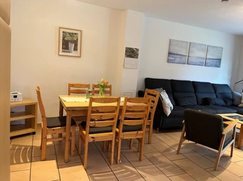 Wohn- und Essbereich in der Ferienwohnung Sommergold auf dem Ferienhof Stegen Wohn- und Essbereich in der Ferienwohnung Sommergold auf dem Ferienhof Stegen in Wietzendorf in der Lüneburger Heide Living and dining area in the Sommergold vacation apartment on the Stegen vacation farm in Wietzendorf in the Lüneburg HeathOpholds- og spiseområde i ferielejligheden Sommergold på feriegården Stegen i Wietzendorf i Lüneburger HeideWoon- en eetkamer in de vakantiewoning Sommergold op de vakantieboerderij Stegen in Wietzendorf in de Lüneburger Heide