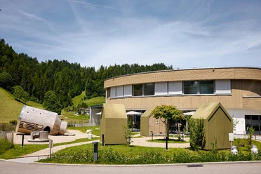 Bergkäserei Marbach mit Spielplatz und Vogelhäuschen
