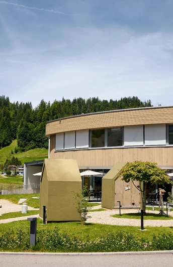 Bergkäserei Marbach mit Spielplatz und Vogelhäuschen