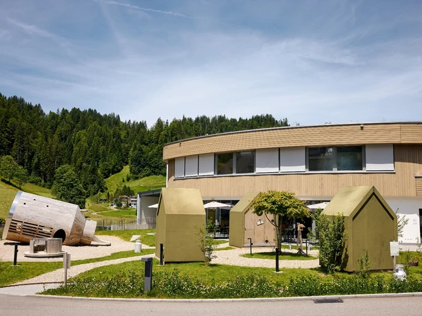 Bergkäserei Marbach mit Spielplatz und Vogelhäuschen