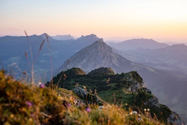 Der Blaue Tosse und die dahinterliegende Entlebucher Bergwelt im malerischen Abendlicht.