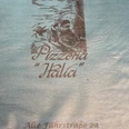Pizzeria "Italia" Ein Restaurant-Menücover mit dem Logo von "Pizzeria Italia" und Kontaktdaten in gedruckter Form.