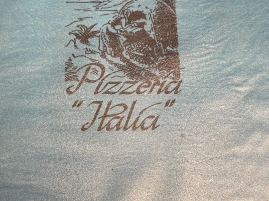 Pizzeria "Italia" Ein Restaurant-Menücover mit dem Logo von "Pizzeria Italia" und Kontaktdaten in gedruckter Form.