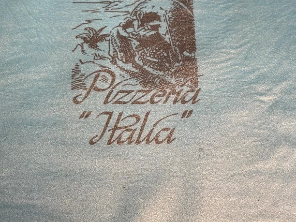 Pizzeria "Italia" Ein Restaurant-Menücover mit dem Logo von "Pizzeria Italia" und Kontaktdaten in gedruckter Form.