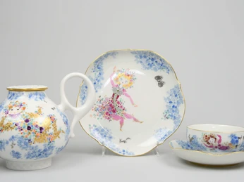 PE 1841-1844.JPG Teile des Service "Blütenreigen" mit Dekor „Sommernachtstraum“Parts of the "Blossom Round Dance" service with "Midsummer Night's Dream" decorČásti bohoslužby "Blossom Round Dance" s výzdobou "Snu noci svatojánské"Części usługi "Blossom Round Dance" z dekoracją "Sen nocy letniej"Delen van de "Blossom Round Dance" dienst met "Midzomernachtsdroom" decorParti del servizio "Blossom Round Dance" con decorazione "Sogno di una notte di mezza estate".