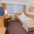 Einzelzimmer Hotel Lindenkrug Einzelzimmer mit Einzelbett, Schreibtisch, Fernseher, Fenster mit Lamellen und Wandbild