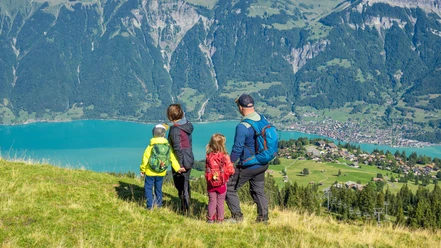 axalp-familie-kinder-wandern-sommer-aussicht-brienzersee.jpg
