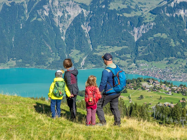 axalp-familie-kinder-wandern-sommer-aussicht-brienzersee.jpg