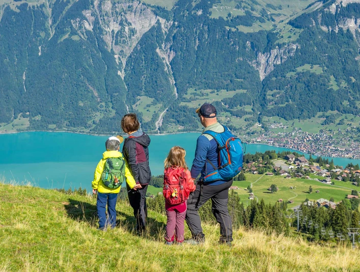 axalp-familie-kinder-wandern-sommer-aussicht-brienzersee.jpg