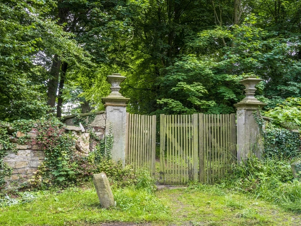 Gutspark-Eingangstor