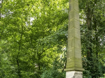 Gutspark-Erbbegräbnis mit Obelisk - Hochformat