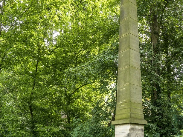 Gutspark-Erbbegräbnis mit Obelisk - Hochformat