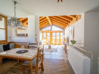 Essecke mit Blick ins Wohnzimmer