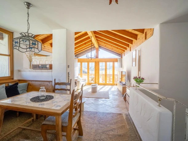 Essecke mit Blick ins Wohnzimmer