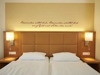 Doppelbett mit zwei Nachttischen und Bettlampen